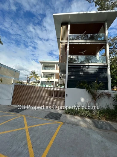 Stylish 2 Bedroom Apartment Just Steps from Pereybere Beach