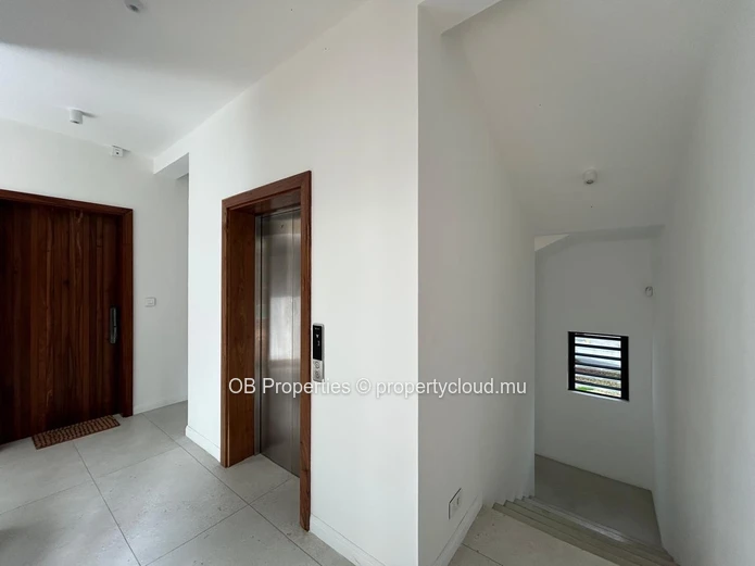 Stylish 2 Bedroom Apartment Just Steps from Pereybere Beach